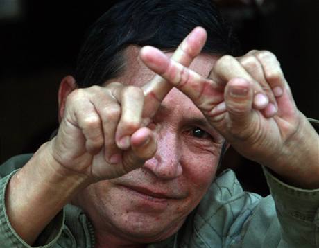 Volby jsou zmanipulované. Barmánec na thajských hranicích ukazuje gesto nesouhlasu.