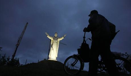 V Polsku vztyčili prý největší sochu Ježíše Krista na světě