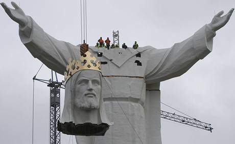 V Polsku vztyili pr nejvt sochu Jee Krista na svt
