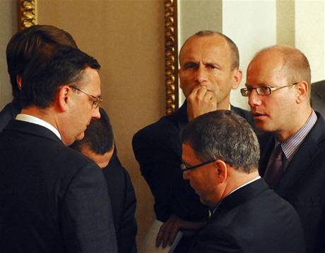 Jednání ve Snmovn. Premiér Petr Neas v diskusi s poslanci SSD.