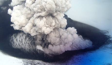 Sopka Grimsvotn pi erupci v roce 2004.