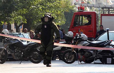 etí policisté v Aténach znekodnili nkolik bomb.