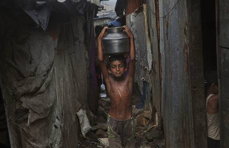 Miliony lidí ijí v Indii v chatrích bez vody a toalety, tém vichni ale mají mobilní telefon.