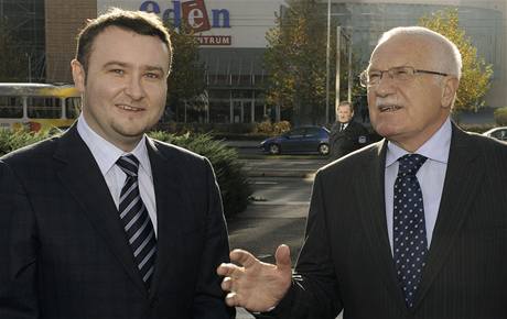 Prezident Václav Klaus si pi setkání s ministrem ivotního prostedí Pavla Drobila notoval.