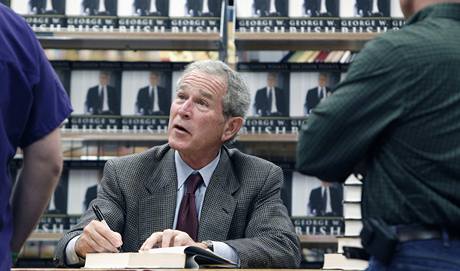 George Bush podepisuje svou novou knihu