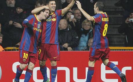 Radost fotbalist Barcelony (zleva: Messi, Villa, Iniesta)