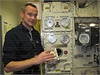 V biologické laboratoi astronauti trénují kadý krok experiment, které je ekají na obné dráze.