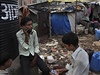 Miliony lidí ijí v Indii v chatrích bez vody a toalety, tém vichni ale mají mobilní telefon.