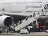 Airbus A380 musel nouzov pistát v Singapuru. Za letu mu odpadly ásti motoru