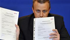 Finan�ní �editel hokejového klubu BK Mladá Boleslav Michal Koliá� se smlouvami Ji�ího Maru�áka a Tomá�e Diví�ka.