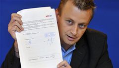 Finan�ní �editel hokejového klubu BK Mladá Boleslav Michal Koliá� se smlouvami Ji�ího Maru�áka a Tomá�e Diví�ka.