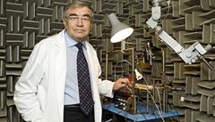 Profesor Josef Syka  v bezdozvukové komoře, kde se zkoumají poruchy sluchu na laboratorních zvířatech