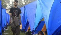 Barmánci v narychlo postavených p�íst�e�cích v Thajsku