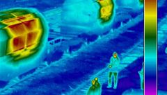 Snímky za pomoci termokamery ve francouzském Valognes ukazují uloení jaderného odpadu ve vagonech, které se vypravily do nmeckého Gorlebenu