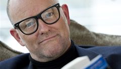 védský král Carl XVI. Gustaf v kniních pamtech. Na snímku jeden ze spoluautor Thomas Sjoeberg.