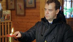 Dmitrij Medvedv zapaluje svíky v kurilském kostele
