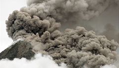 V Indonsii vybuchla sopka, pr hodin po zemtesen v Japonsku 