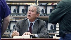 Bush části svých pamětí prý opsal. I od novináře z aféry Watergate