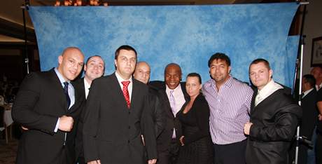 Ladislav Kutil (úpln vpravo), Mike Tyson (uprosted).