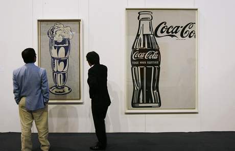 Obraz ernobílé lahve od Coca-Coly od Andyho Warhola (vlevo) se za tém 35,4 milionu dolar (asi 636 milion korun).