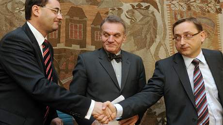 Primátor Bohuslav Svoboda se svými "kolegy" Borisem astným (vlevo) a Rudolfem Blakem
