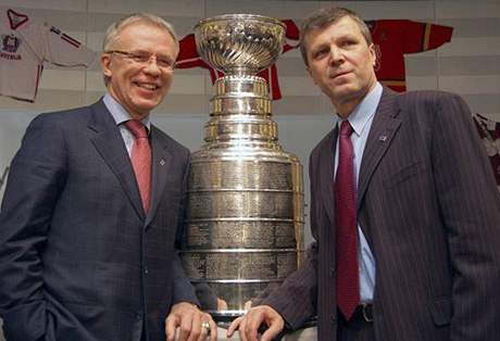 Zleva: Vjaeslav Fetisov a Peter tastný: Díve soupei, nyní pátelé se setkali v Bruselu u píleitosti oslav 100. výroí Mezinárodní hokejové federace.