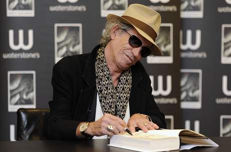 Keith Richards z Rolling Stones pedstavuje autobiografickou knihu. 