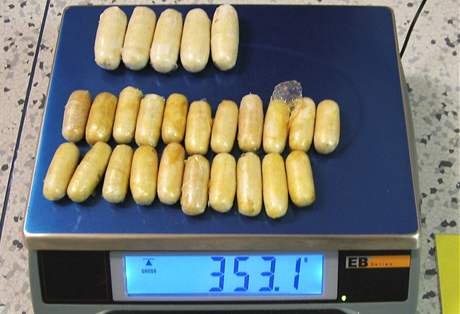 Pratí celníci zadreli Litevce, který ml v tle 67 kapslí s tém 750 gramy kokainu.