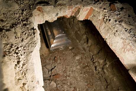 Otevírání hrobky a vynesení ostatk Tycha de Braha v Týnském chrámu.