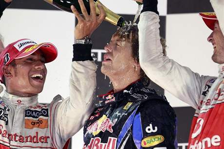 Sebastian Vettel (uprosted) slaví vítzství