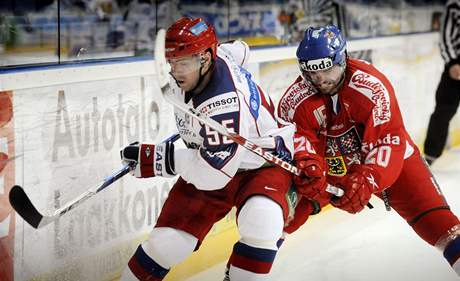 Karjala Cup: Rusko - esko (zleva: Alexei Kaygorodov a Jakub Klepi)