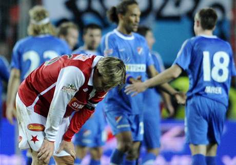 Zklamaní fotbalisté Slavie (Jaroslav erný).