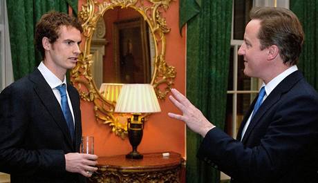 Andy Murray pi nvtv britskho premira Davida Camerona.
