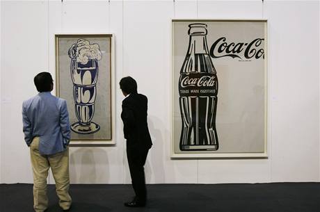 Obraz černobílé lahve od Coca-Coly od Andyho Warhola (vlevo) se za téměř 35,4 milionu dolarů (asi 636 milionů korun).