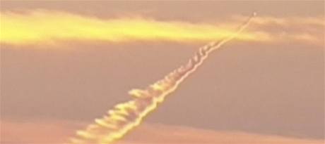 Záhada tajemné rakety objasněna: šlo o letadlo, jehož přelet způsobil na obloze "šmouhy" vodní páry.