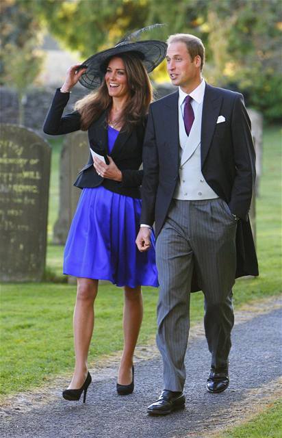 Princ William s ptelkyn Kate Middletonov na svatb svch ptel.