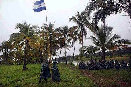 Vojáci vztyují nikaragujskou vlaku u eky San Chuan. 