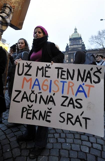 Demonstrace proti velk koalici ODS a SSD na praskm magistrtu 