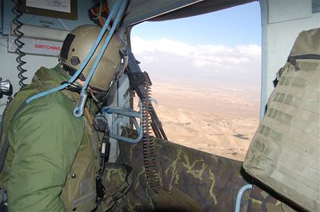 Zato Taliban? Kdy esk vrtulnk let nad Afghnistnem, jsou na pozoru zejmna stelci. Ohroen me pijt z hor
