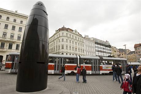 steda 10.11. A kdy u sme v tem Brnu byli, musel sem si pofotit aj ten jejich orloj nový. A za nim zrovna aji alina jela.