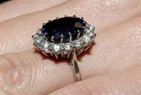 Královský zásnubní prsten, který dal britský princ své snoubence.