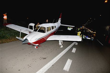 Dvoumístné letadlo v nedli v podveer pistálo na frekventované silnici Brno-Svitavy