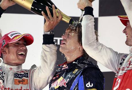 Sebastian Vettel (uprostřed) slaví vítězství