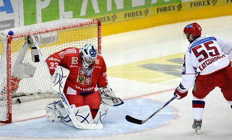 Karjala Cup: Rusko - Česko (zleva: Alexei Kaygorodov a Jakub Štěpánek)