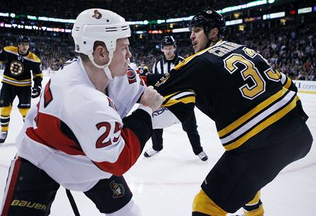 Chris Neil (vlevo) a Zdeno Chára