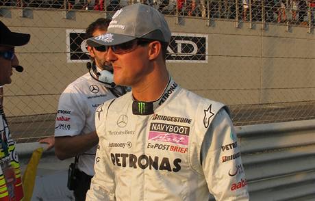 Michael Schumacher výrazně ovlivnil závod v Abú Zabí.