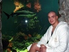 Ondej Pála, který se pipravuje v Rakousku s Vladimirem Klikem, pózuje ped hotelovým akváriem se raloky.