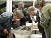 Dántí vdci zkoumají ostatky Tycha Braha. Vlevo je Jens Vellev z univerzity v Aarhusu.