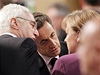 Summit NATO v Lisabonu. Francouzský prezident Nicolas Sarkozy diskutuje s nmeckou kanclékou Angelou Merkelovou.
