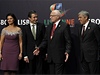 Summit NATO v Lisabonu. eský prezident Václav Klaus (druhý zprava) se zdraví s generálním tajemníkem NATO Andersem Rasmussenem (druhý zleva), jeho enou Anne-Mette a portugalským premiérem Jose Socratesem.